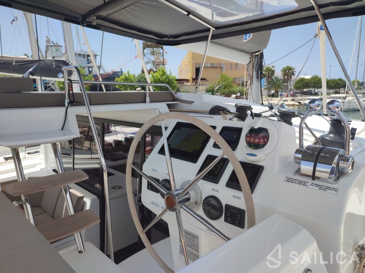 Astréa 42 - Yacht Charter Sailica