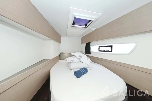 Astréa 42 - Yacht Charter Sailica