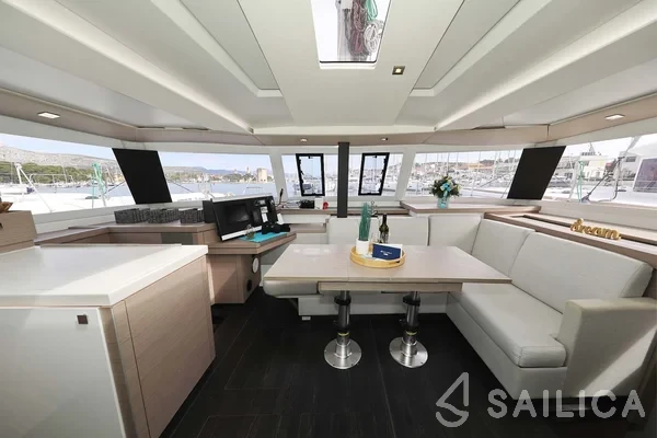 Astréa 42 - Yacht Charter Sailica