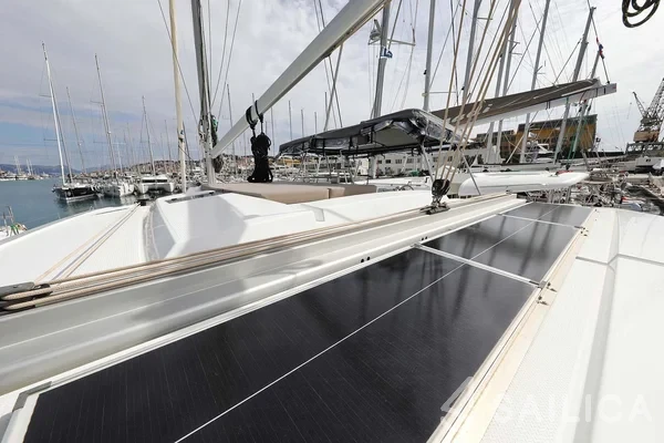 Astréa 42 - Yacht Charter Sailica