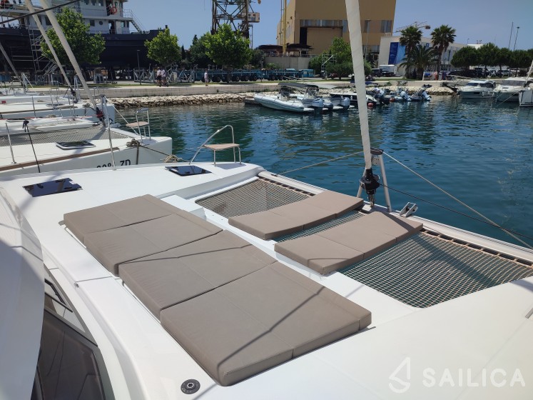 Astréa 42 - Yacht Charter Sailica