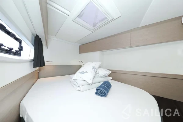 Astréa 42 - Yacht Charter Sailica