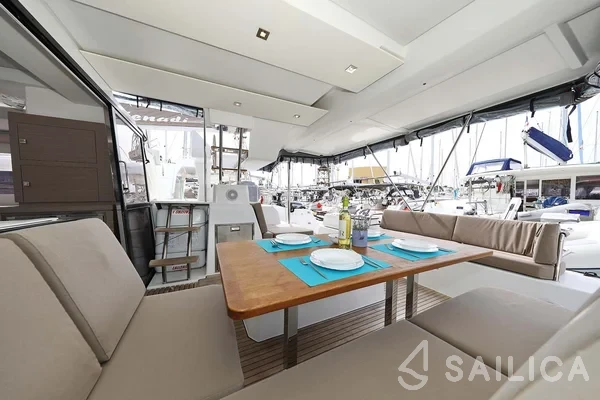 Astréa 42 - Yacht Charter Sailica