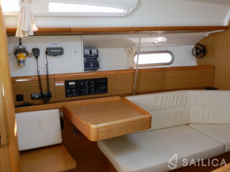 Sun Odyssey 42 i - Yacht Charter Sailica