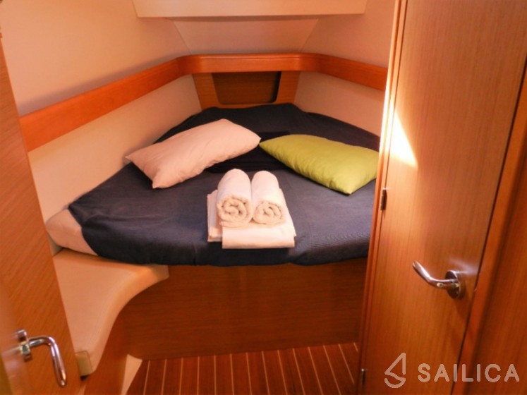 Sun Odyssey 42 i - Yacht Charter Sailica