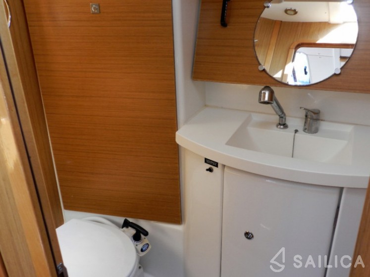 Sun Odyssey 42 i - Yacht Charter Sailica
