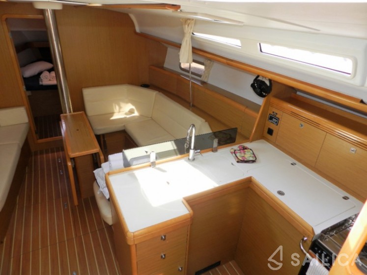 Sun Odyssey 42 i - Yacht Charter Sailica