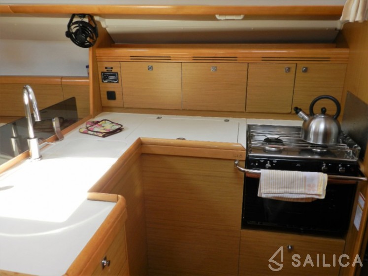 Sun Odyssey 42 i - Yacht Charter Sailica