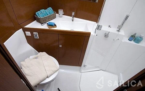 Oceanis 45 - Yacht Charter Sailica