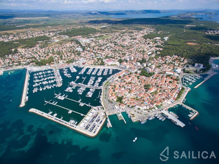 Lagoon 400 S2 - Yacht Charter Sailica