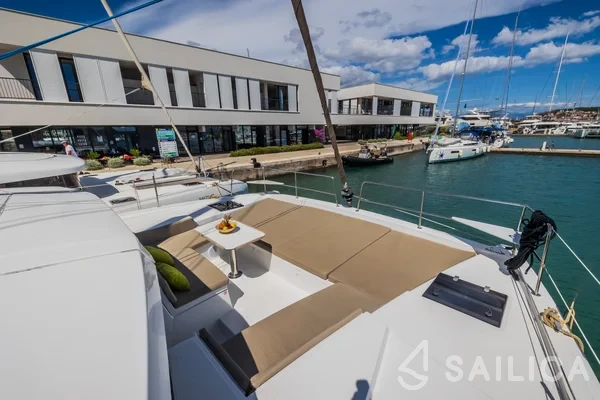 Bali 4.2 - Yacht Charter Sailica