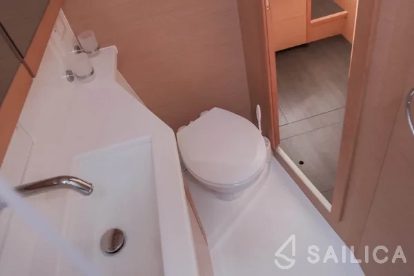 Lagoon 450  Flybridge - Yacht Charter Sailica