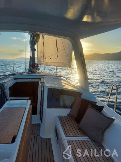 Oceanis 35 - Yacht Charter Sailica