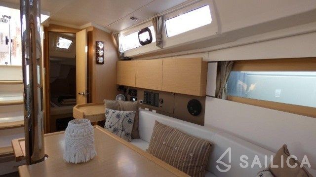 Oceanis 35 - Yacht Charter Sailica