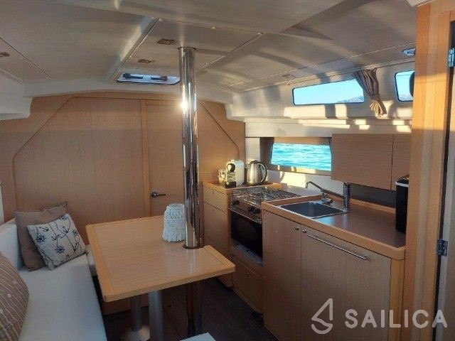Oceanis 35 - Yacht Charter Sailica