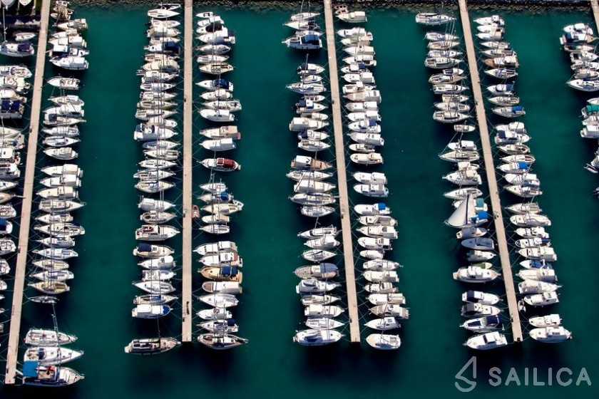 Oceanis 35 - Yacht Charter Sailica