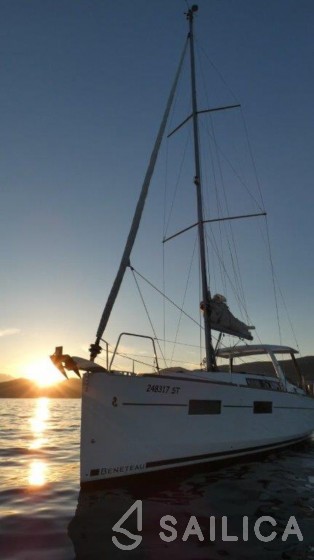 Oceanis 35 - Yacht Charter Sailica