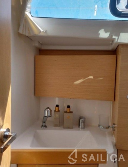 Oceanis 35 - Yacht Charter Sailica