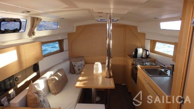 Oceanis 35 - Yacht Charter Sailica