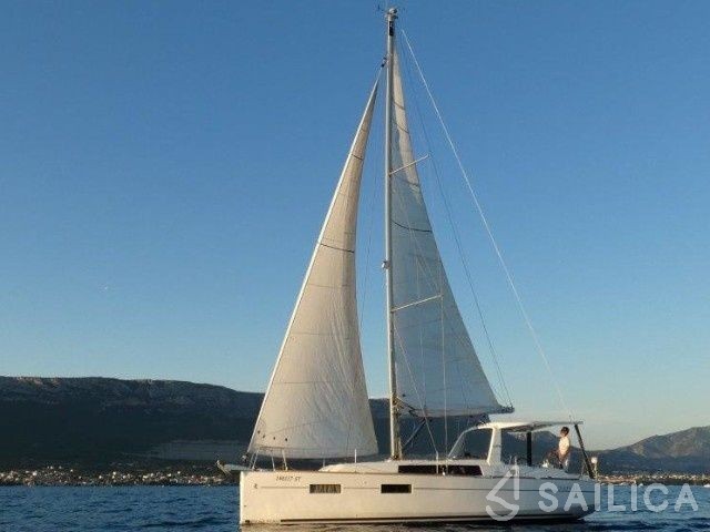Oceanis 35 - Yacht Charter Sailica