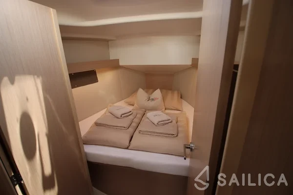 Oceanis 34.1 - Yacht Charter Sailica