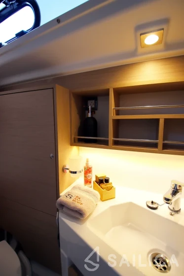 Oceanis 34.1 - Yacht Charter Sailica
