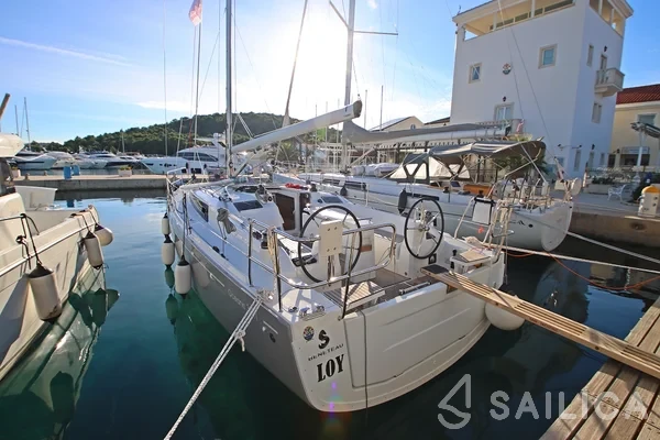 Oceanis 34.1 - Yacht Charter Sailica