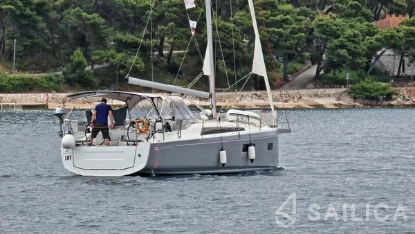 Oceanis 34.1 - Yacht Charter Sailica