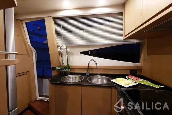 Deauville 760 - Yacht Charter Sailica