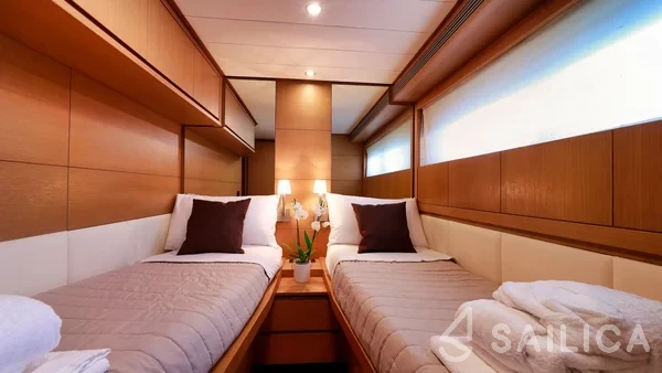 Deauville 760 - Yacht Charter Sailica