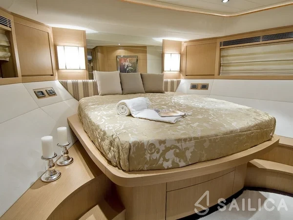 Deauville 760 - Yacht Charter Sailica