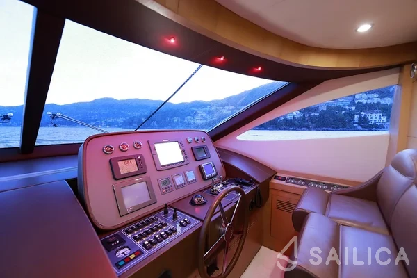 Deauville 760 - Yacht Charter Sailica