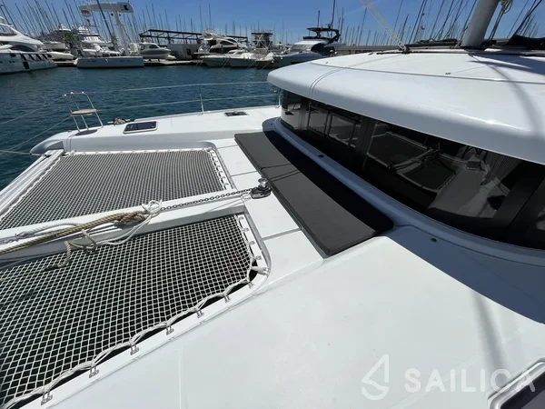 Lagoon 42 - Yacht Charter Sailica