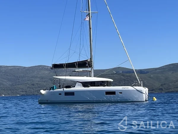 Lagoon 42 - Yacht Charter Sailica
