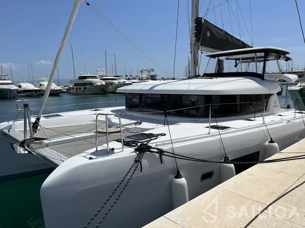 Lagoon 42 - Yacht Charter Sailica