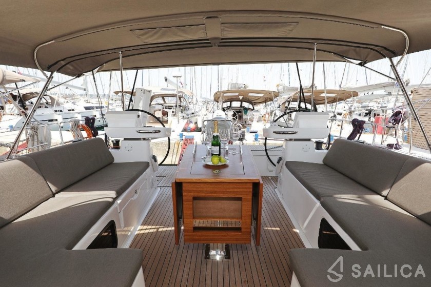 Dufour 520 GL - Yacht Charter Sailica