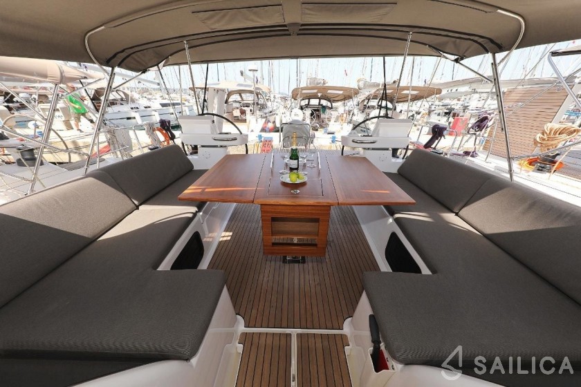 Dufour 520 GL - Yacht Charter Sailica
