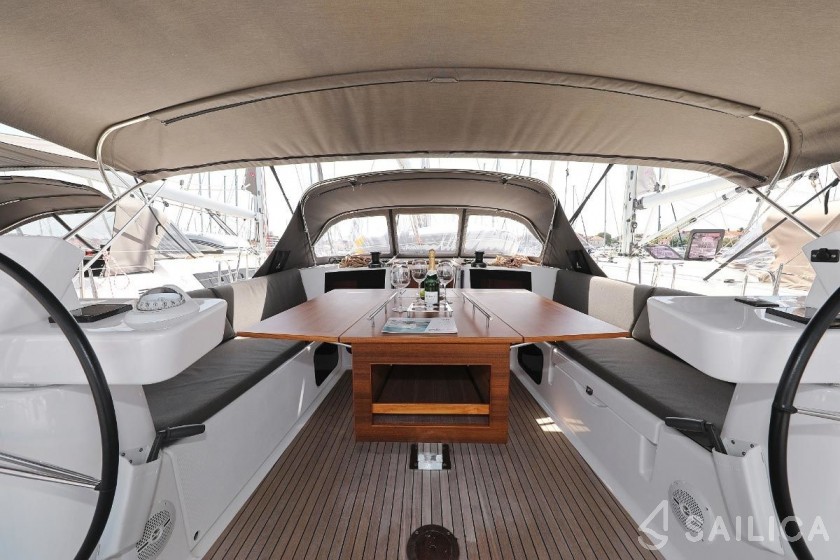 Dufour 520 GL - Yacht Charter Sailica