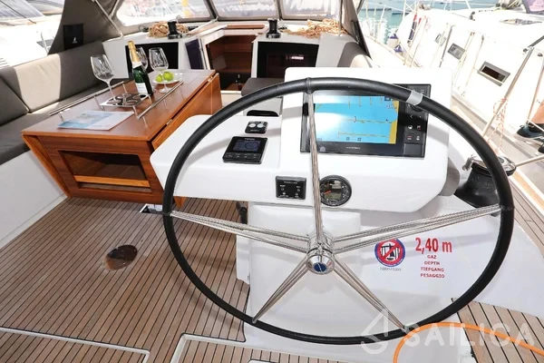 Dufour 520 GL - Yacht Charter Sailica