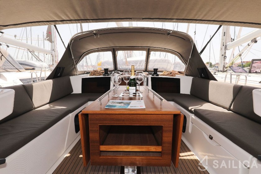 Dufour 520 GL - Yacht Charter Sailica