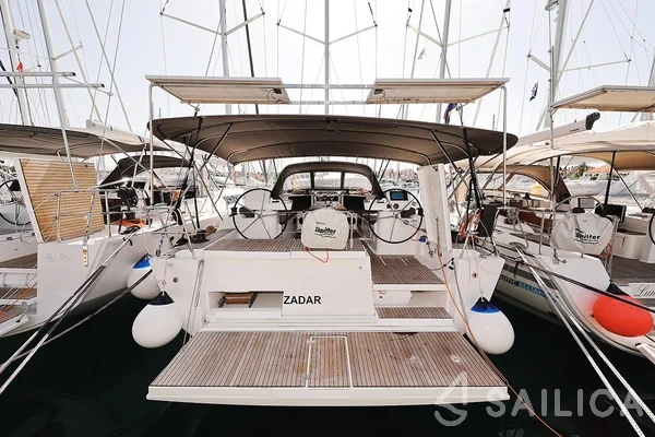 Dufour 520 GL - Yacht Charter Sailica
