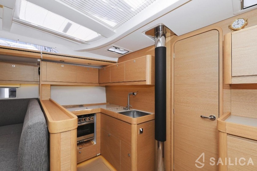 Dufour 520 GL - Yacht Charter Sailica