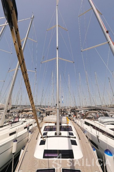 Dufour 520 GL - Yacht Charter Sailica