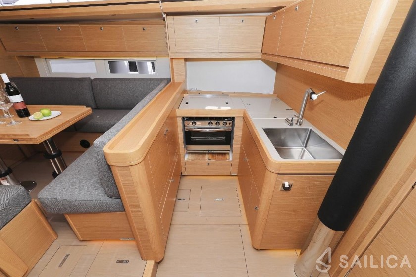 Dufour 520 GL - Yacht Charter Sailica