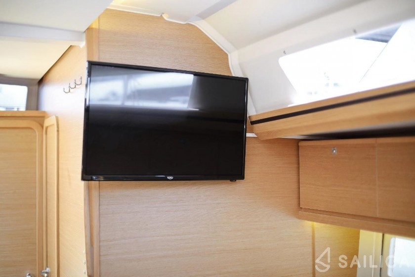 Dufour 520 GL - Yacht Charter Sailica