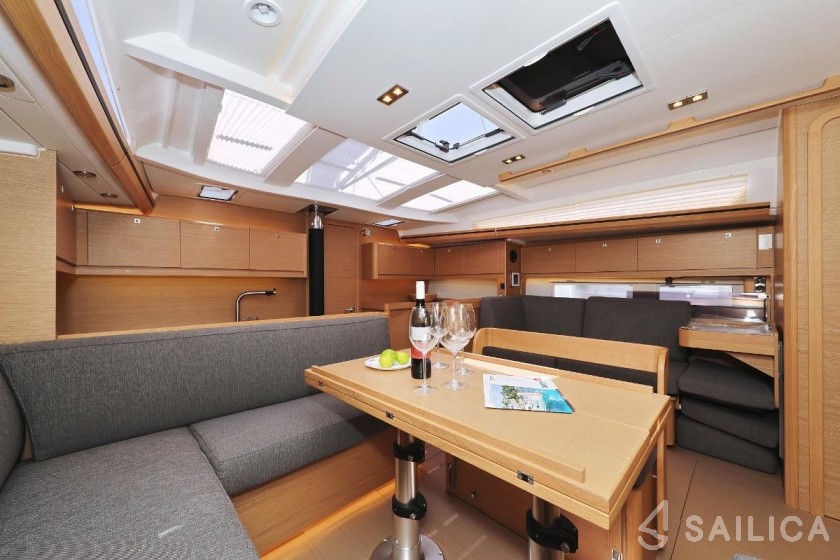 Dufour 520 GL - Yacht Charter Sailica
