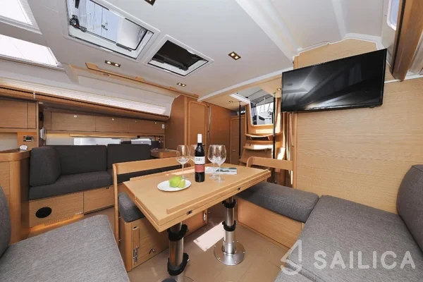 Dufour 520 GL - Yacht Charter Sailica