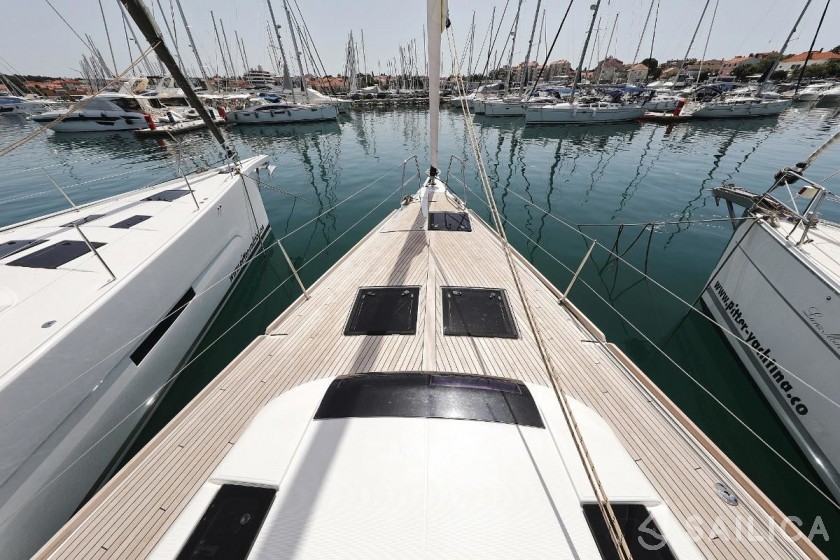 Dufour 520 GL - Yacht Charter Sailica