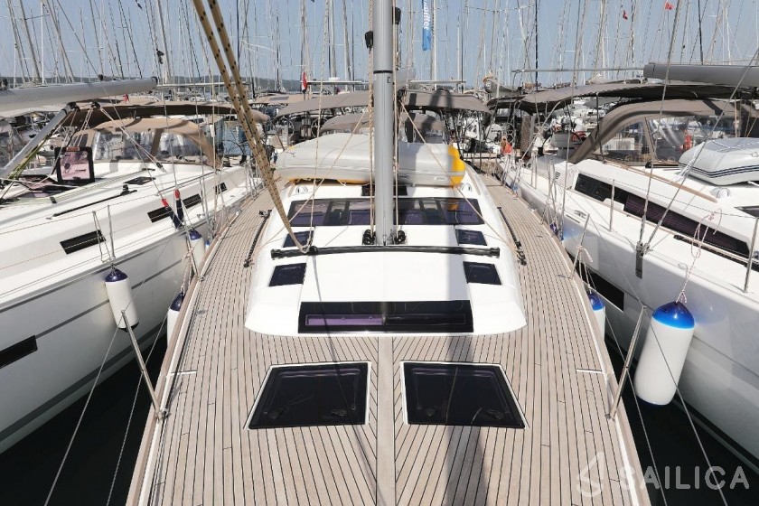 Dufour 520 GL - Yacht Charter Sailica