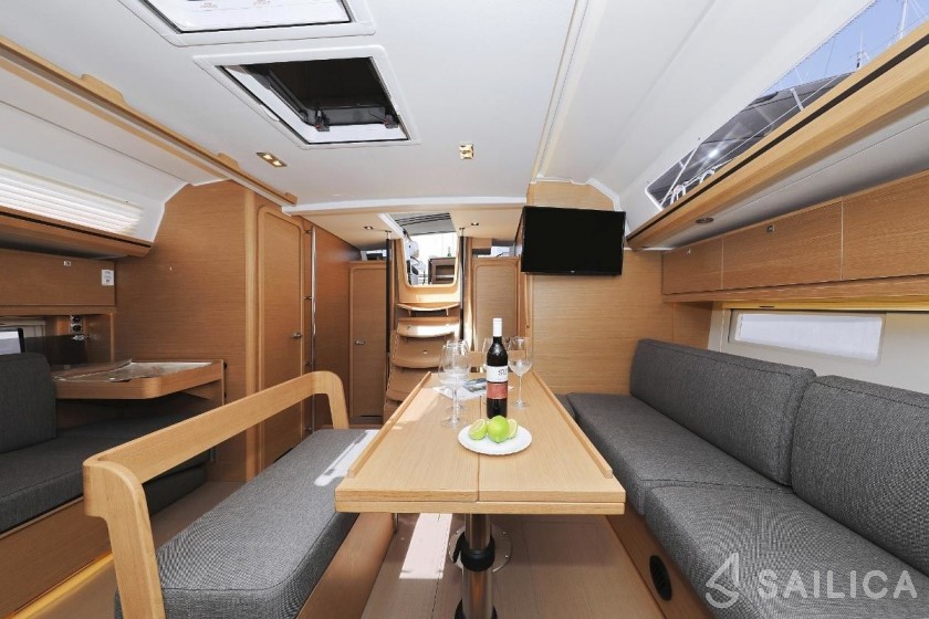 Dufour 520 GL - Yacht Charter Sailica
